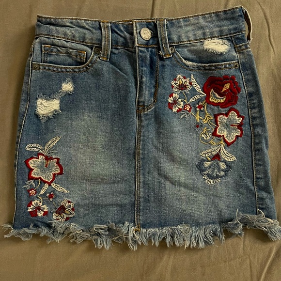 Mini Denim Skirt w/ patched flowers - Picture 3 of 3